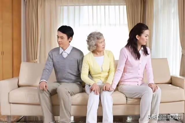我五一回了趟老家,看到兒媳發的朋友圈,轉身去銀行凍結了工資卡