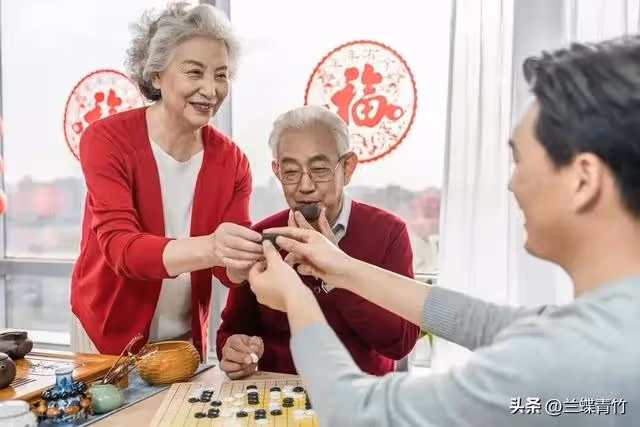 我五一回了趟老家,看到兒媳發的朋友圈,轉身去銀行凍結了工資卡