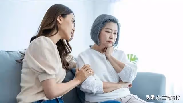 我五一回了趟老家,看到兒媳發的朋友圈,轉身去銀行凍結了工資卡