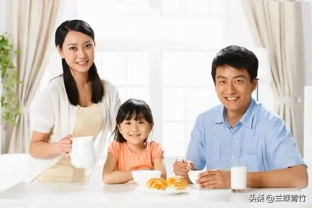 我五一回了趟老家,看到兒媳發的朋友圈,轉身去銀行凍結了工資卡