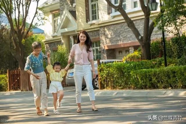 我五一回了趟老家,看到兒媳發的朋友圈,轉身去銀行凍結了工資卡