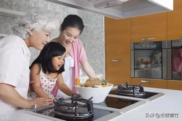 我五一回了趟老家,看到兒媳發的朋友圈,轉身去銀行凍結了工資卡