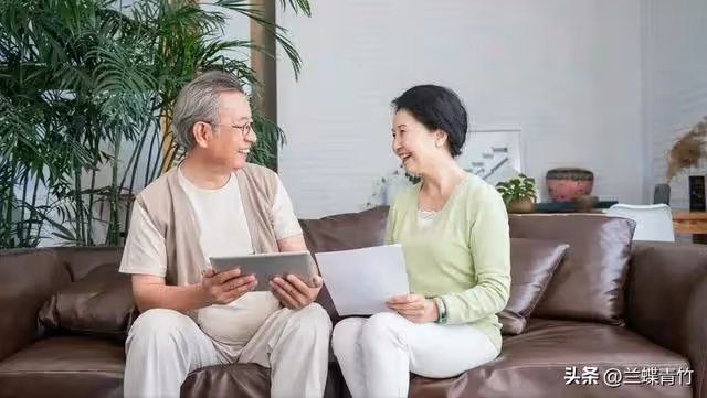 我五一回了趟老家,看到兒媳發的朋友圈,轉身去銀行凍結了工資卡