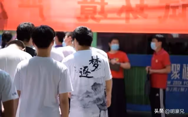 我送兒子上大學,打電話給當教授的老同學,他直接掛斷我的電話