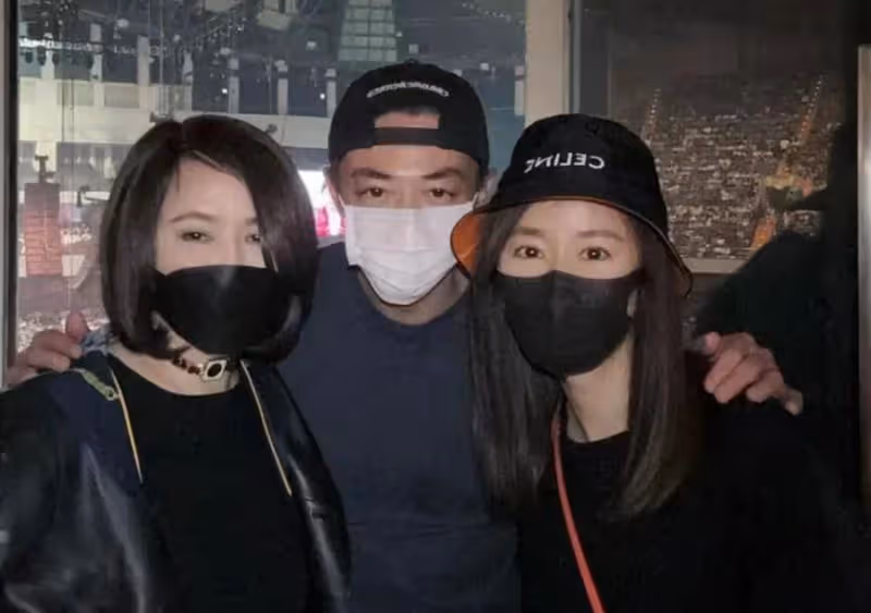 林心如夫婦合體秀恩愛,拎35萬包包打扮似少女,霍建華摟太太肩膀