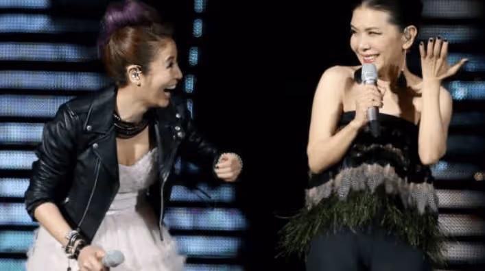 林心如夫婦合體秀恩愛,拎35萬包包打扮似少女,霍建華摟太太肩膀