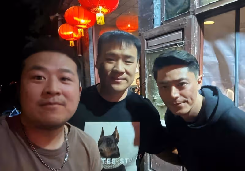 林心如夫婦合體秀恩愛,拎35萬包包打扮似少女,霍建華摟太太肩膀