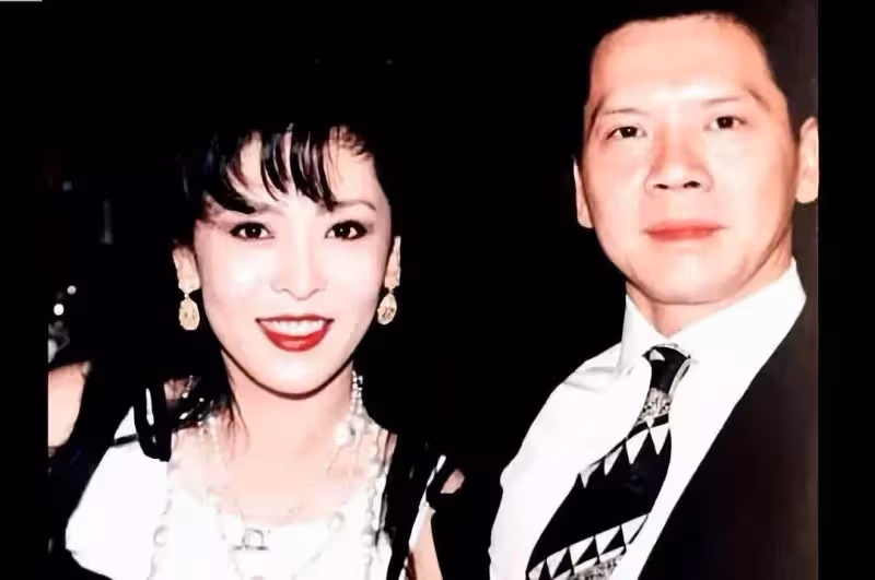 向華強原配丁佩,面對「插足」的陳蘭,不哭不鬧笑著「讓位」成全最體面的「婚外情」40年後才知:她是真的明智