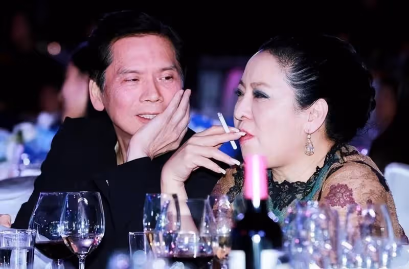 向華強原配丁佩,面對「插足」的陳蘭,不哭不鬧笑著「讓位」成全最體面的「婚外情」40年後才知:她是真的明智