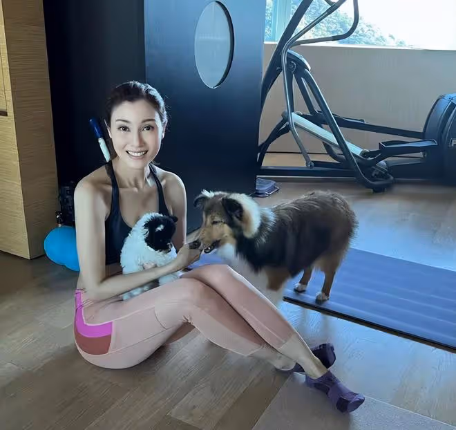 53歲李嘉欣曬近照，內衣外穿大秀腹肌馬甲線，手背青筋暴起太瘦了