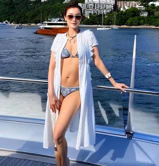 53歲李嘉欣曬近照，內衣外穿大秀腹肌馬甲線，手背青筋暴起太瘦了