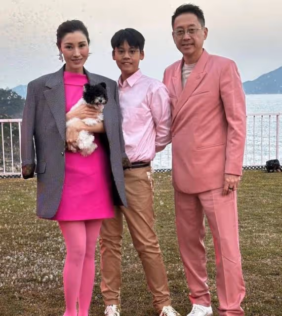53歲李嘉欣曬近照，內衣外穿大秀腹肌馬甲線，手背青筋暴起太瘦了