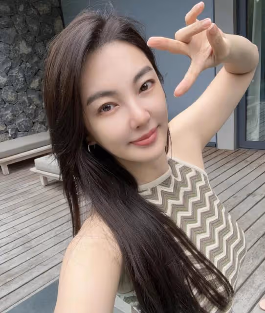 張雨綺稱699元買不了一雙襪子引爭議,被嘲上熱搜後緊急發文道歉