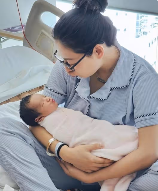 曹雲金前任江若琳官宣生子,一家三口首同框,寶貝正臉曝光像媽媽
