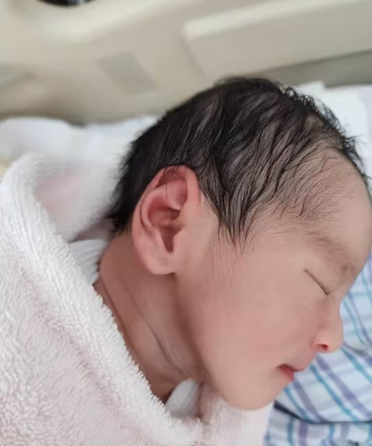 曹雲金前任江若琳官宣生子,一家三口首同框,寶貝正臉曝光像媽媽