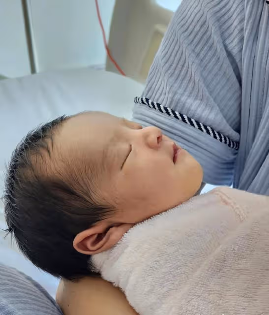 曹雲金前任江若琳官宣生子,一家三口首同框,寶貝正臉曝光像媽媽