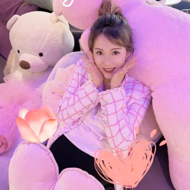 「闊太」李念曬孕期日常，懷孕8個月肚大如籮，戴不菲首飾好豪氣