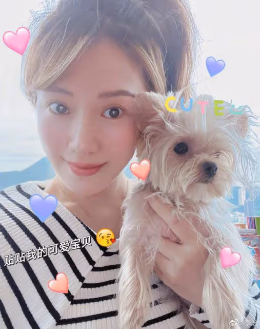 「闊太」李念曬孕期日常，懷孕8個月肚大如籮，戴不菲首飾好豪氣