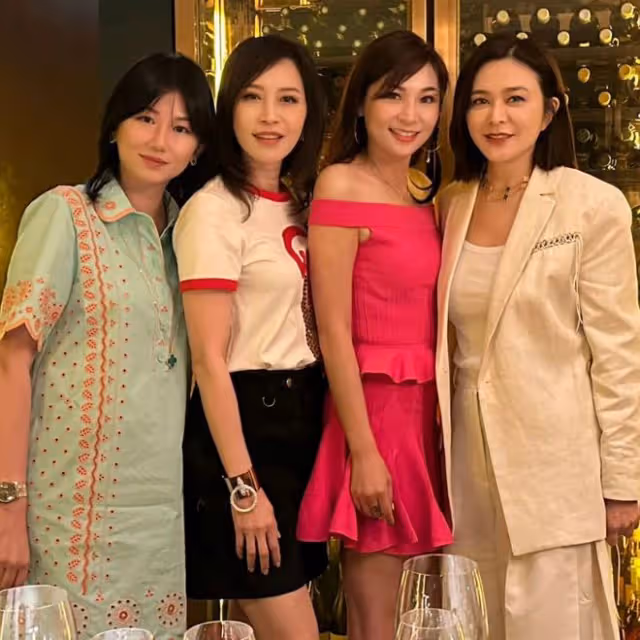 關之琳頻繁約前任年輕女友聚會,開心喝酒不尷尬,60歲氣質更出眾