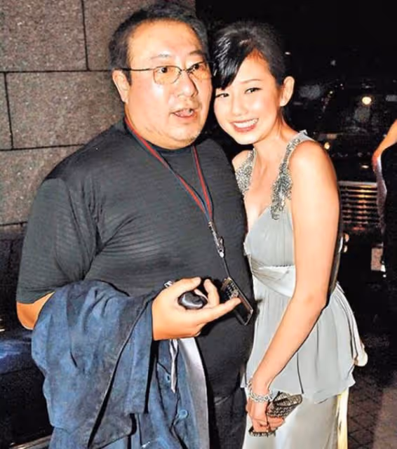 關之琳頻繁約前任年輕女友聚會,開心喝酒不尷尬,60歲氣質更出眾