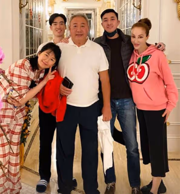 關之琳頻繁約前任年輕女友聚會,開心喝酒不尷尬,60歲氣質更出眾