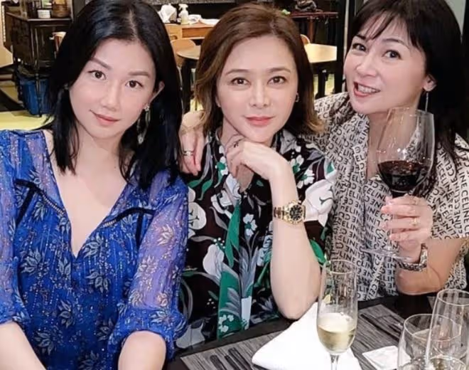 關之琳頻繁約前任年輕女友聚會,開心喝酒不尷尬,60歲氣質更出眾