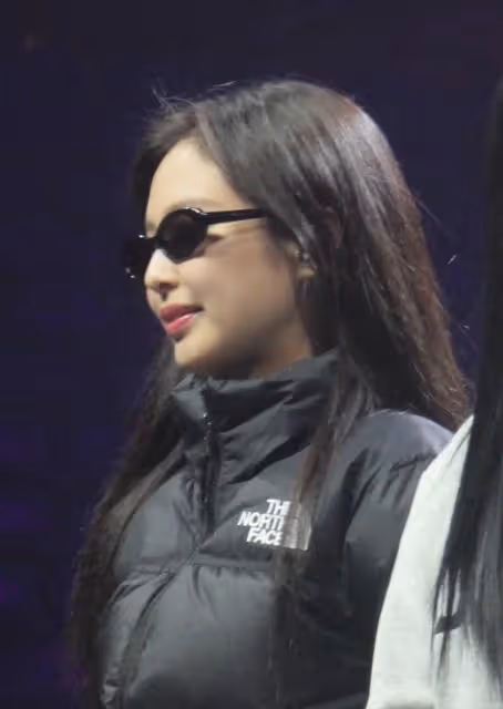 Jennie身體不適,演唱會一半突然退場,有網友目擊,她帶著留置針