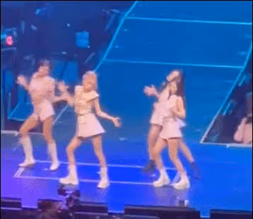 Jennie身體不適,演唱會一半突然退場,有網友目擊,她帶著留置針