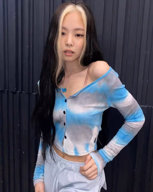 Jennie身體不適,演唱會一半突然退場,有網友目擊,她帶著留置針