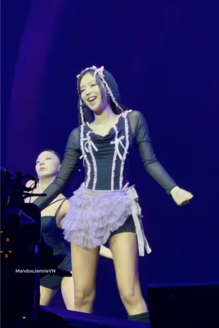 Jennie身體不適,演唱會一半突然退場,有網友目擊,她帶著留置針