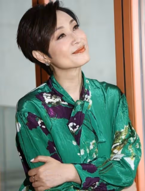 仍待字閨中!55歲女星自認還憧憬愛情,被閨蜜投訴戀愛腦也不在怕
