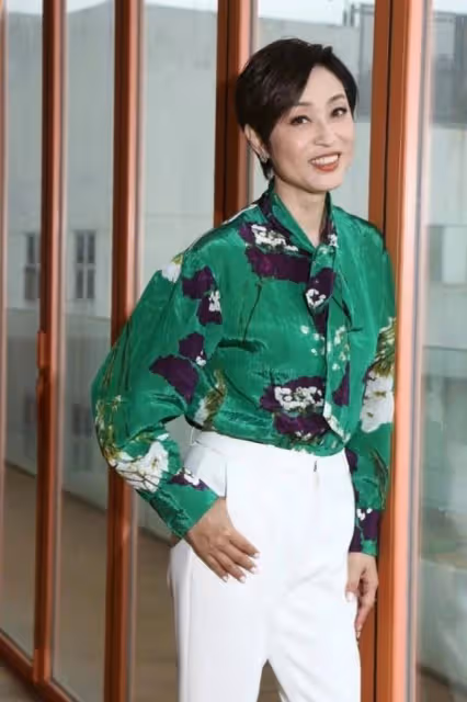 仍待字閨中!55歲女星自認還憧憬愛情,被閨蜜投訴戀愛腦也不在怕