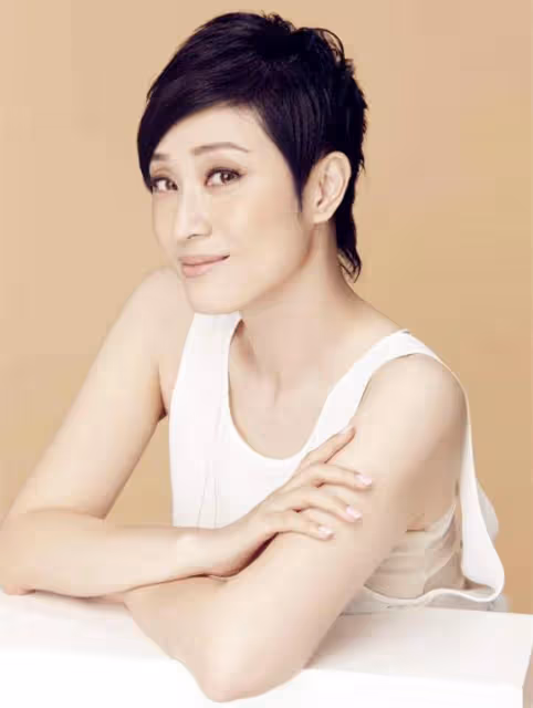 仍待字閨中!55歲女星自認還憧憬愛情,被閨蜜投訴戀愛腦也不在怕