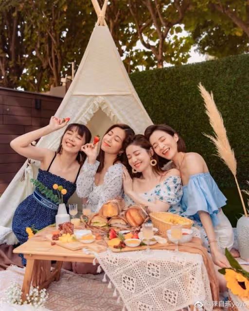 TVB女星與圈中高顏值姐妹團露營！有人嫁豪門，被指美女配野獸