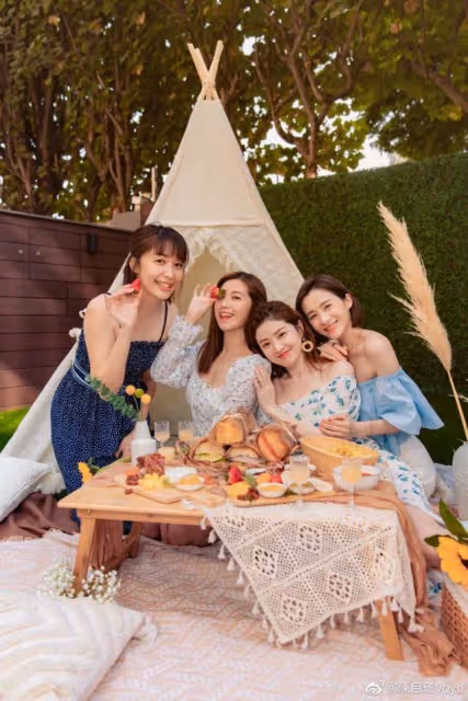 TVB女星與圈中高顏值姐妹團露營！有人嫁豪門，被指美女配野獸