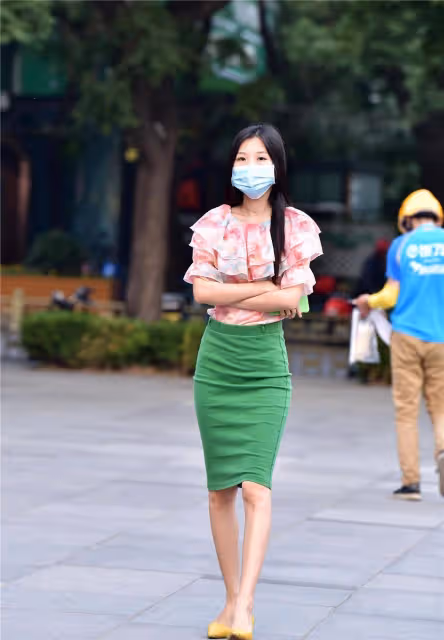 6厘米的黃色尖頭細跟鞋,鞋底周圍有金屬鉚釘,搭配綠色高腰裙