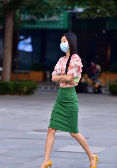 6厘米的黃色尖頭細跟鞋,鞋底周圍有金屬鉚釘,搭配綠色高腰裙