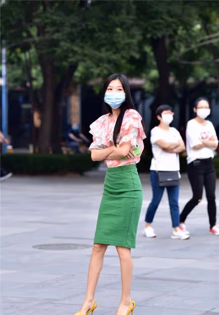6厘米的黃色尖頭細跟鞋,鞋底周圍有金屬鉚釘,搭配綠色高腰裙
