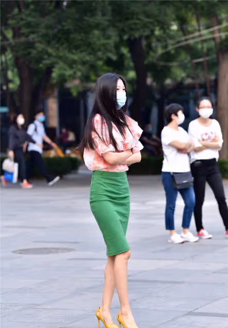 6厘米的黃色尖頭細跟鞋,鞋底周圍有金屬鉚釘,搭配綠色高腰裙