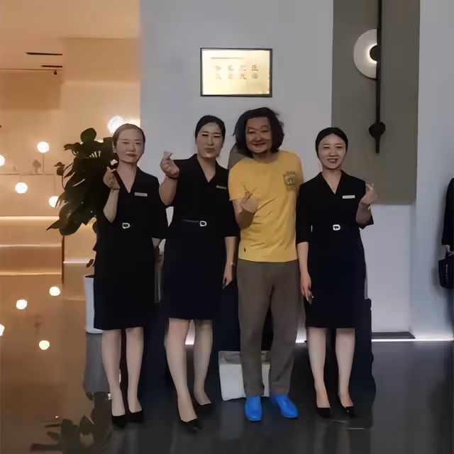 王大治一家三口西安買新房，頂著泡麵頭太邋遢，女兒粘著爸爸撒嬌