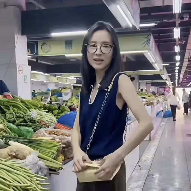 王大治一家三口西安買新房,頂著泡麵頭太邋遢,女兒粘著爸爸撒嬌