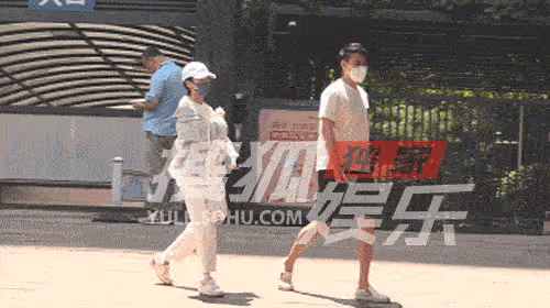 張慧雯獲男友開百萬豪車接機，甜靠肩頭玩遊戲，同宿一夜後去醫院
