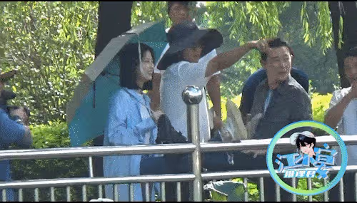 張慧雯獲男友開百萬豪車接機，甜靠肩頭玩遊戲，同宿一夜後去醫院