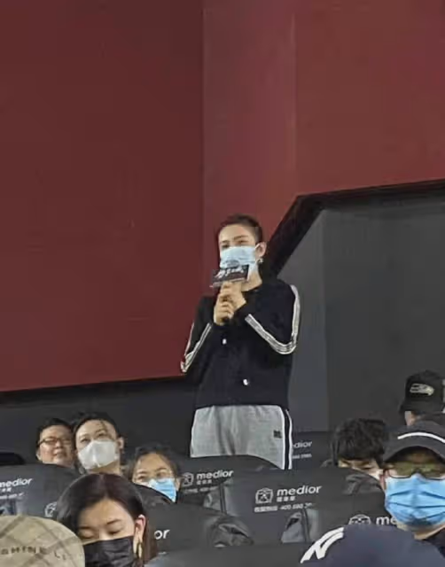 李姐姐跟袁泉同框小5歲像奶奶，手背青筋暴起，李姐姐還優雅端莊