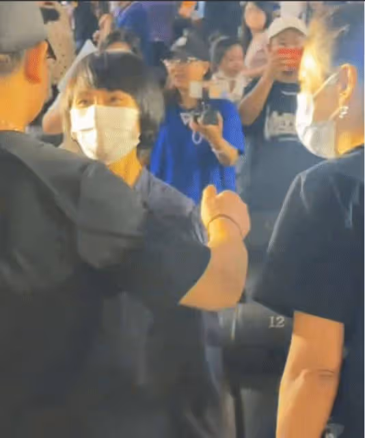 李姐姐跟袁泉同框小5歲像奶奶，手背青筋暴起，李姐姐還優雅端莊