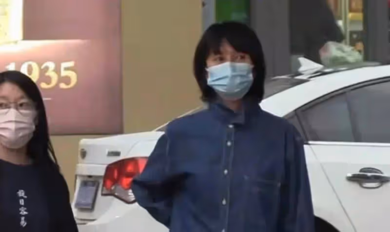 李姐姐跟袁泉同框小5歲像奶奶，手背青筋暴起，李姐姐還優雅端莊