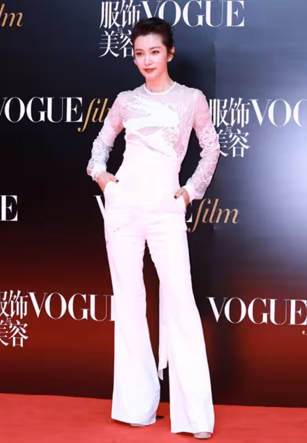 李姐姐跟袁泉同框小5歲像奶奶,手背青筋暴起,李姐姐還優雅端莊