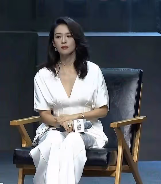 章子怡有這麼大的臉！身穿深V連衣裙的妹子身材惹人注目，比走紅毯還要美