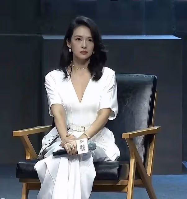 章子怡有這麼大的臉！身穿深V連衣裙的妹子身材惹人注目，比走紅毯還要美