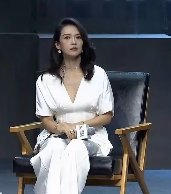 章子怡有這麼大的臉！身穿深V連衣裙的妹子身材惹人注目，比走紅毯還要美